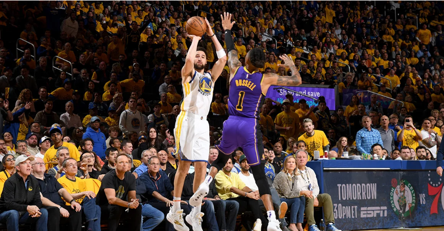 勇士主场大胜湖人,继续领跑西部 勇士主场大胜湖人,继续领跑西部