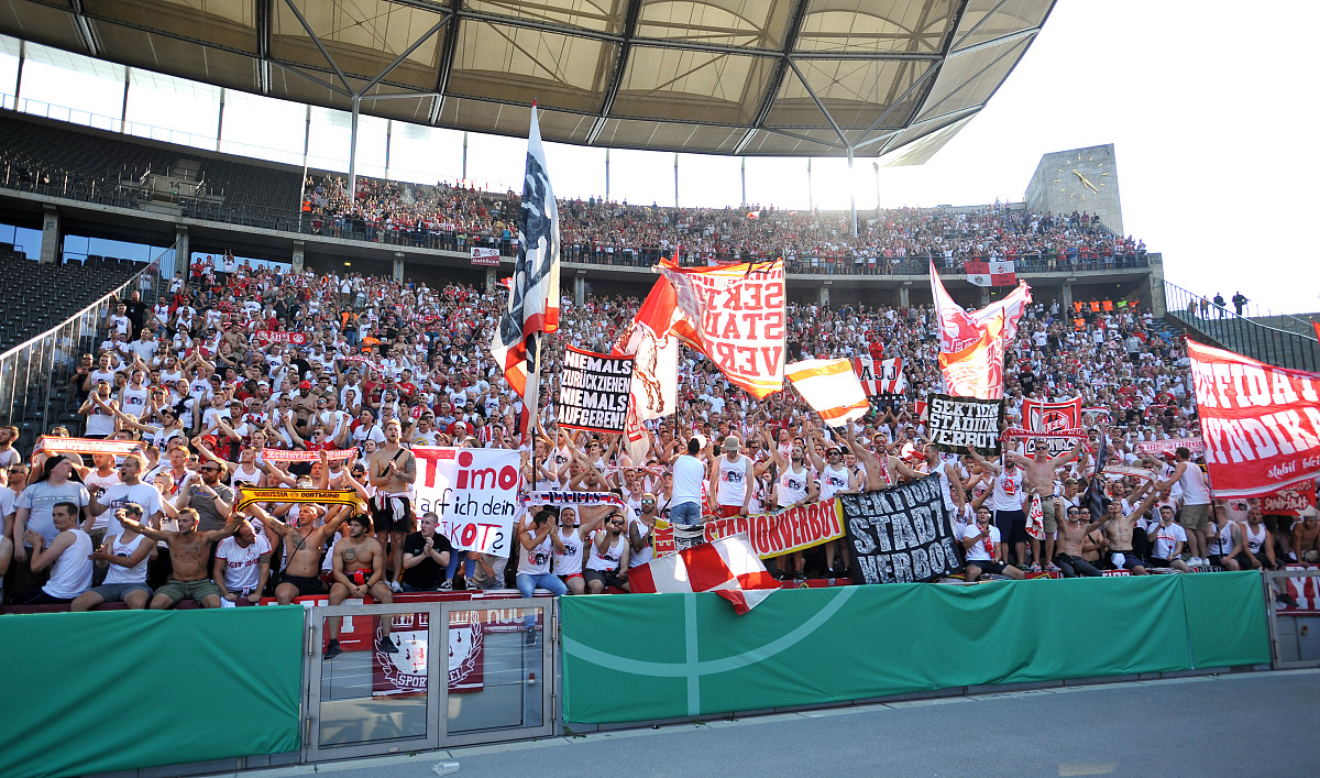 欧洲杯赛场厮杀激烈愈来愈激，球迷情绪高涨的简单介绍